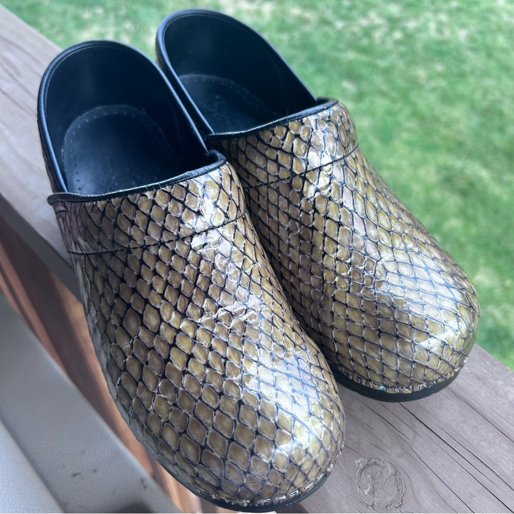 Dansko Sanita Copper Brown Faux Snake Skin Clogs Slip On Shoes Womens 38 US 7.5